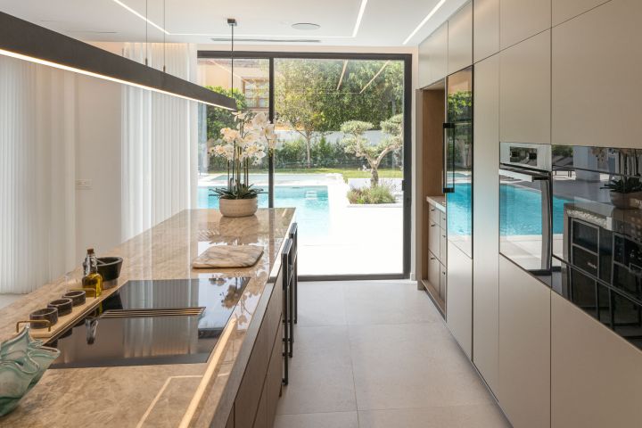 Villa Atenas - Villa Familiar con Estilo en Nueva Andalucía
