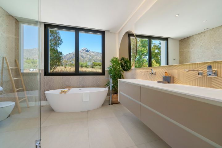 Villa Romano - Sophisticated Property in Altos de Puente Romano