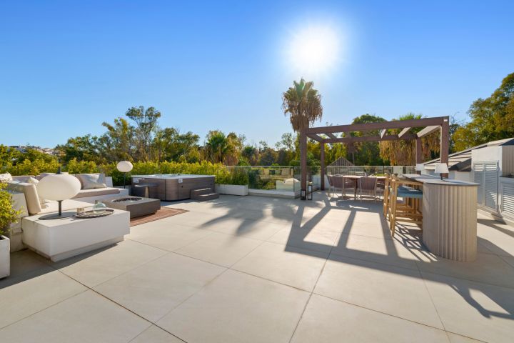Villa Romano - Sophisticated Property in Altos de Puente Romano