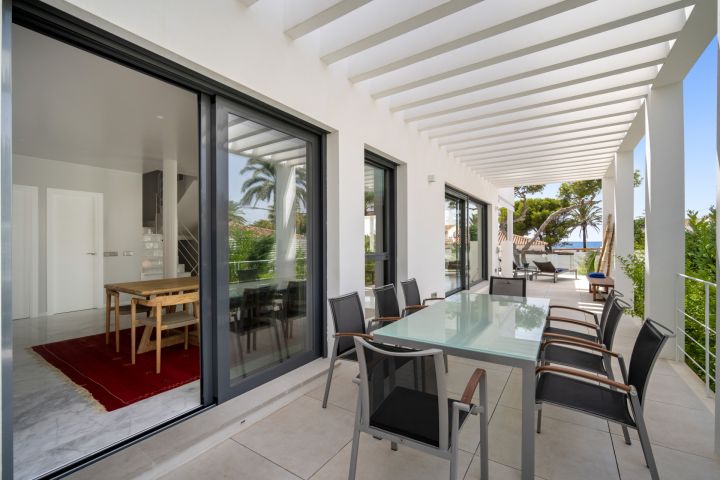 Villa de nueva construcción en Marbesa - Vivienda contemporánea en segunda línea de playa