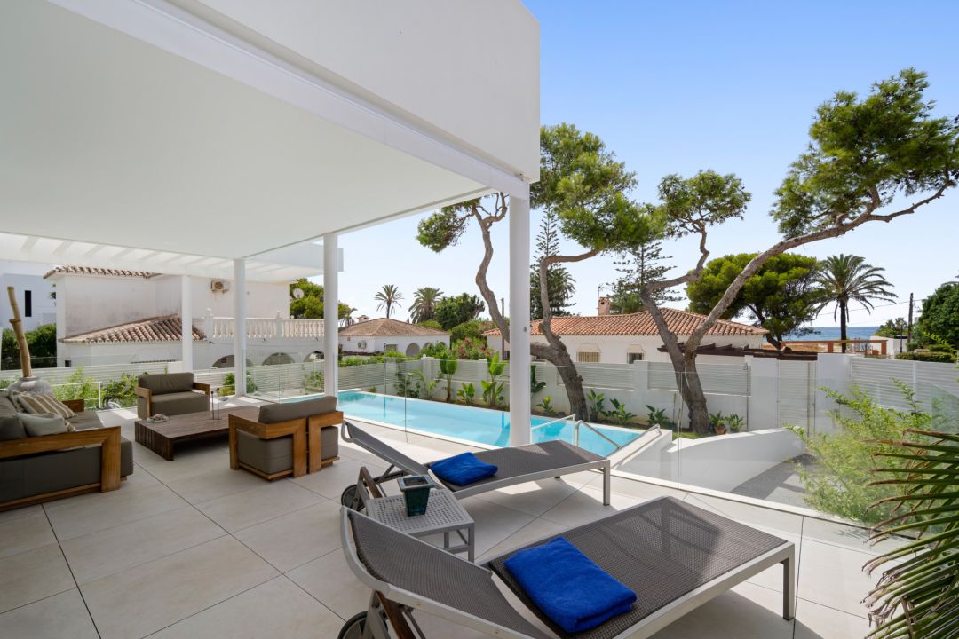 Villa de nueva construcción en Marbesa - Vivienda contemporánea en segunda línea de playa