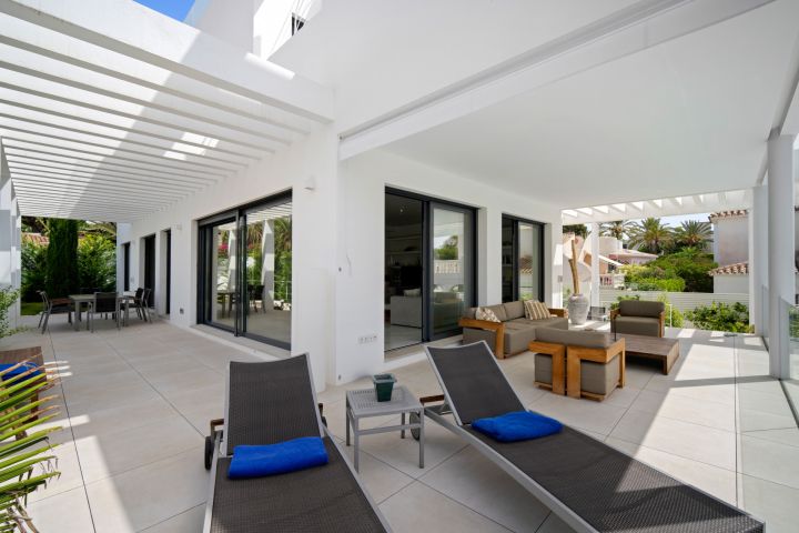 Villa de nueva construcción en Marbesa - Vivienda contemporánea en segunda línea de playa