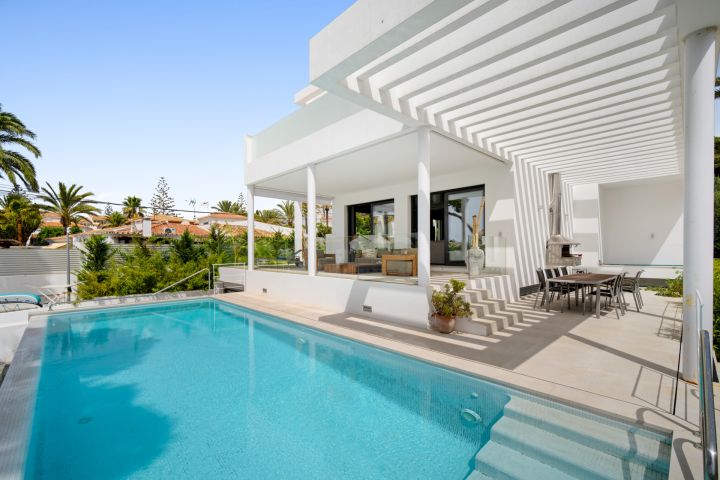 Villa de nueva construcción en Marbesa - Vivienda contemporánea en segunda línea de playa
