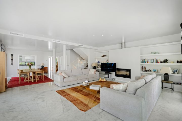 Villa de nueva construcción en Marbesa - Vivienda contemporánea en segunda línea de playa