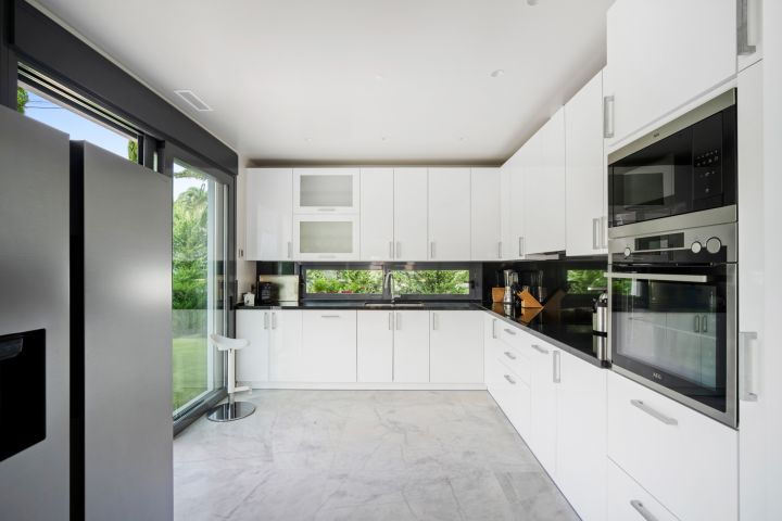 Villa de nueva construcción en Marbesa - Vivienda contemporánea en segunda línea de playa