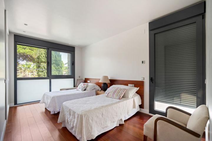Villa de nueva construcción en Marbesa - Vivienda contemporánea en segunda línea de playa