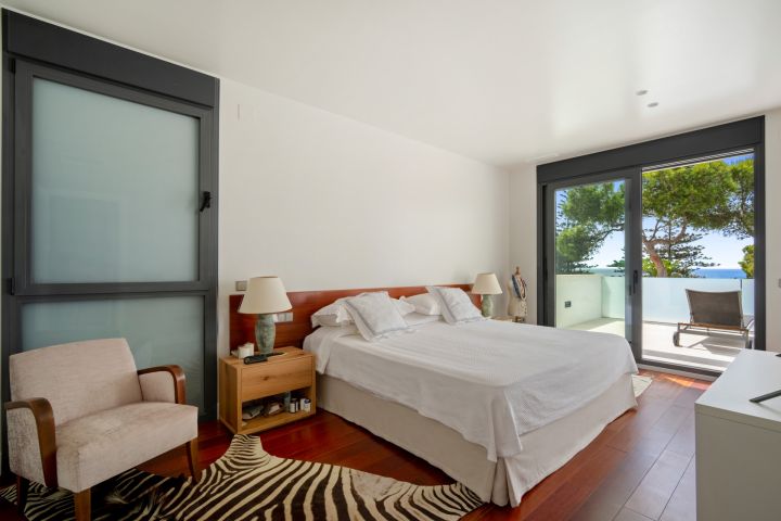 Villa de nueva construcción en Marbesa - Vivienda contemporánea en segunda línea de playa