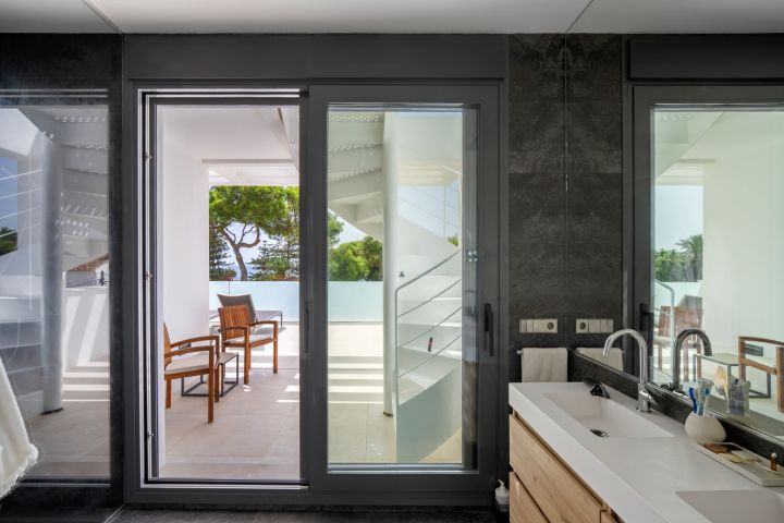 Villa de nueva construcción en Marbesa - Vivienda contemporánea en segunda línea de playa