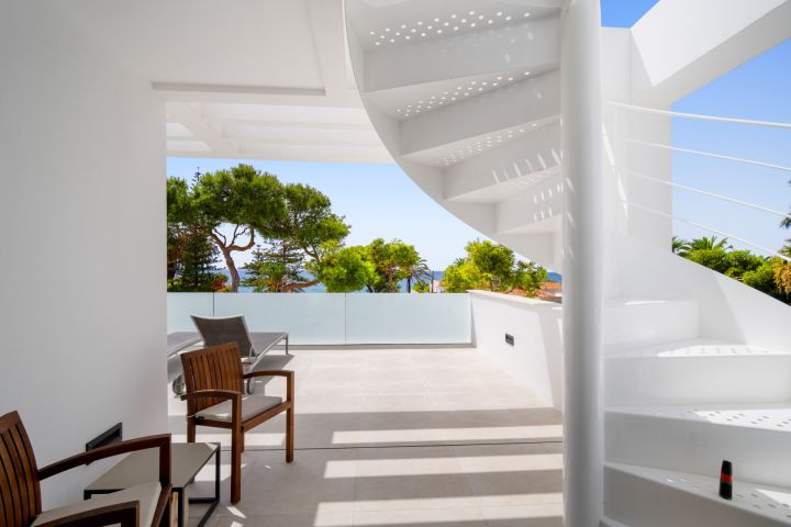 Villa de nueva construcción en Marbesa - Vivienda contemporánea en segunda línea de playa