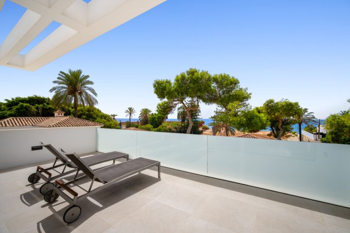 Villa de nueva construcción en Marbesa - Vivienda contemporánea en segunda línea de playa