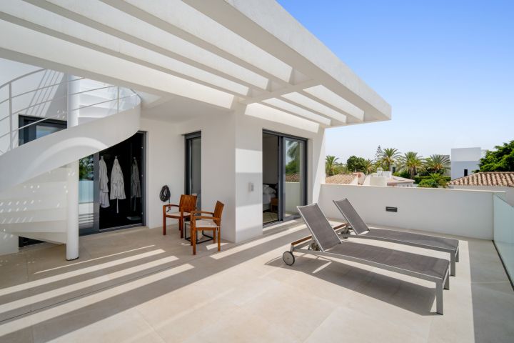 Villa de nueva construcción en Marbesa - Vivienda contemporánea en segunda línea de playa