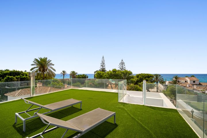 Villa de nueva construcción en Marbesa - Vivienda contemporánea en segunda línea de playa