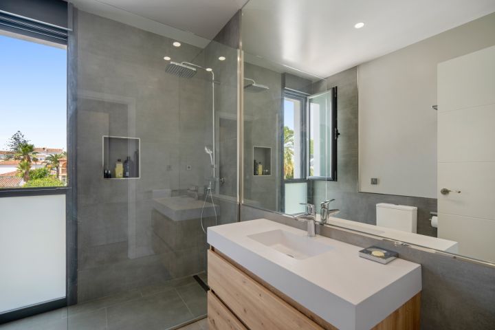 Villa de nueva construcción en Marbesa - Vivienda contemporánea en segunda línea de playa