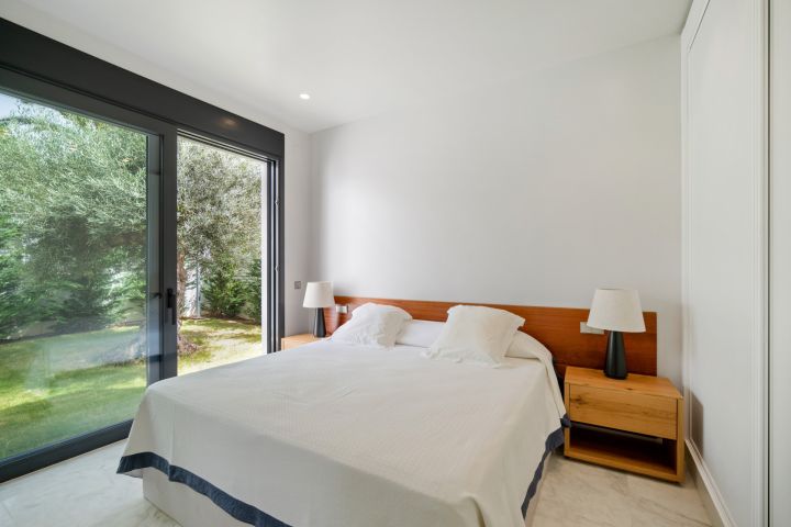 Villa de nueva construcción en Marbesa - Vivienda contemporánea en segunda línea de playa