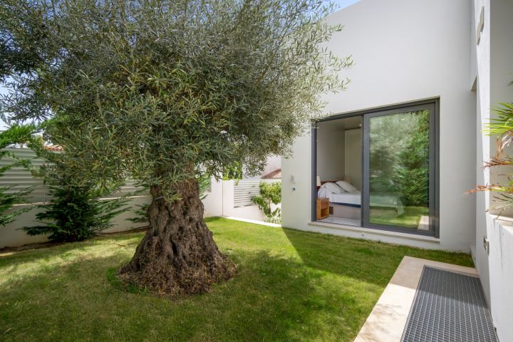 Villa de nueva construcción en Marbesa - Vivienda contemporánea en segunda línea de playa