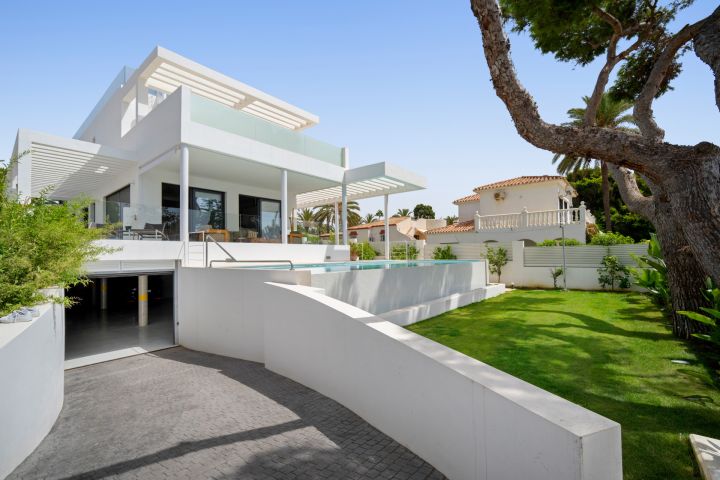 Villa de nueva construcción en Marbesa - Vivienda contemporánea en segunda línea de playa