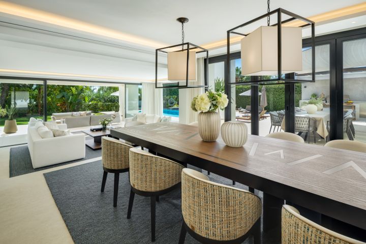 Villa Malibu - Stunning Villa with Indoor Pool in Golf Valley