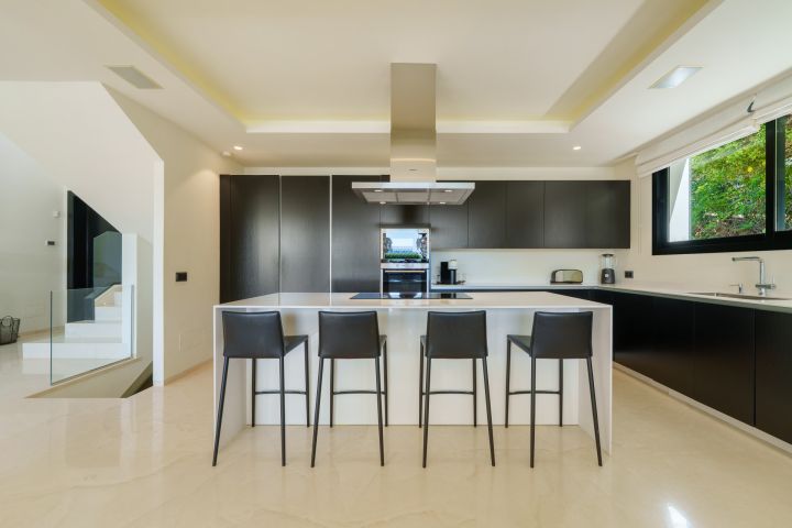 Los Olivos 2 - Stunning Modern Villa in Gated Community