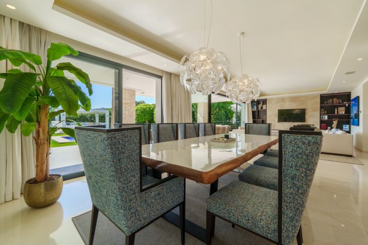 Los Olivos 2 - Stunning Modern Villa in Gated Community