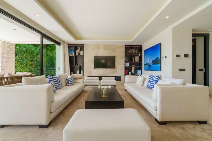 Los Olivos 2 - Stunning Modern Villa in Gated Community