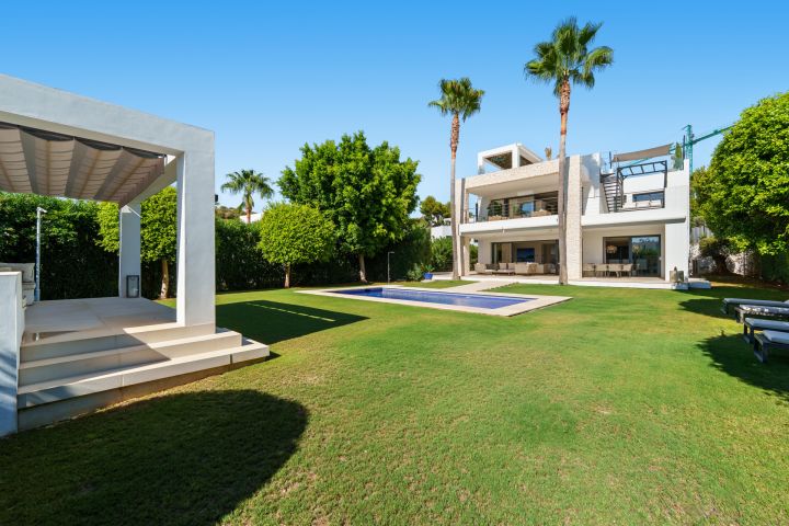 Los Olivos 2 - Stunning Modern Villa in Gated Community