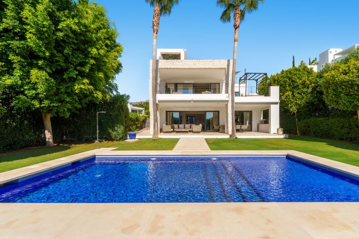 Los Olivos 2 - Stunning Modern Villa in Gated Community