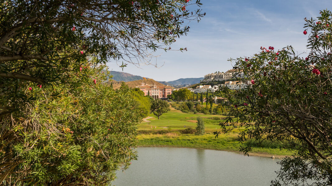 Cortijo del Taraje - Encantador cortijo andaluz con excepcional potencial y vistas al lago