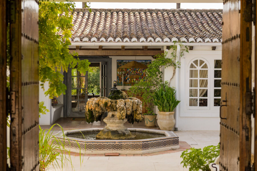 Cortijo del Taraje - Encantador cortijo andaluz con excepcional potencial y vistas al lago