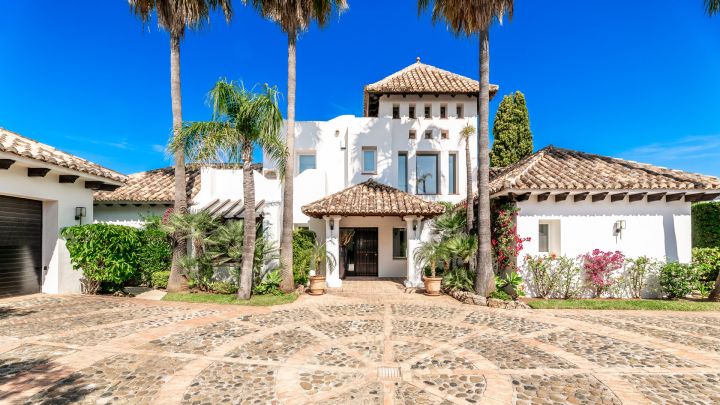 Casa Monte - Elegant Andalusian Villa with Panoramic Views in La Quinta