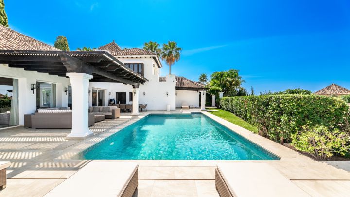 Casa Monte - Elegante Villa Andaluza con Vistas Panorámicas en La Quinta