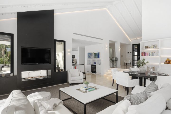Villa Begoña - Charming Andalusian Property Frontline Golf in Los Naranjos