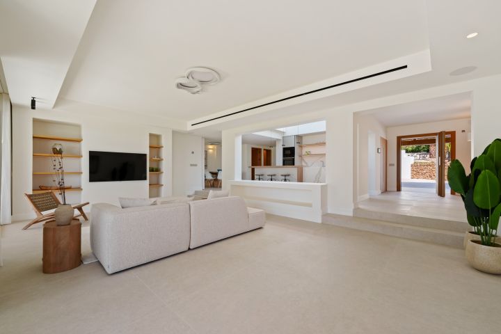 Villa La Serena - Luxurious Andalusian One-Level Property