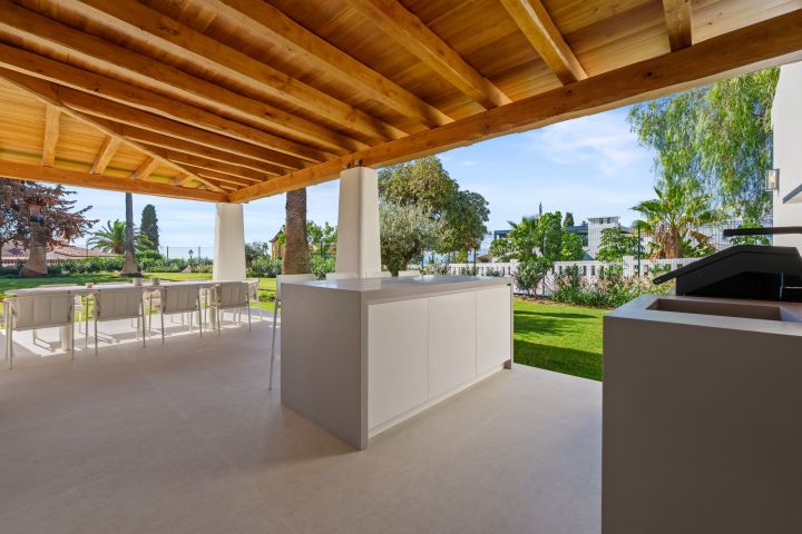Villa La Serena - Luxurious Andalusian One-Level Property