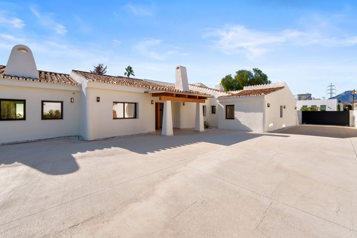 Villa La Serena - Luxurious Andalusian One-Level Property