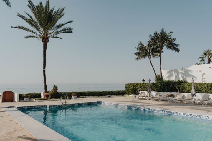 Oasis Club 10 - Elegant beachfront living on Marbella’s Golden Mile