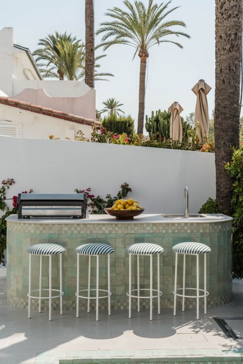 Oasis Club 10 - Elegant beachfront living on Marbella’s Golden Mile