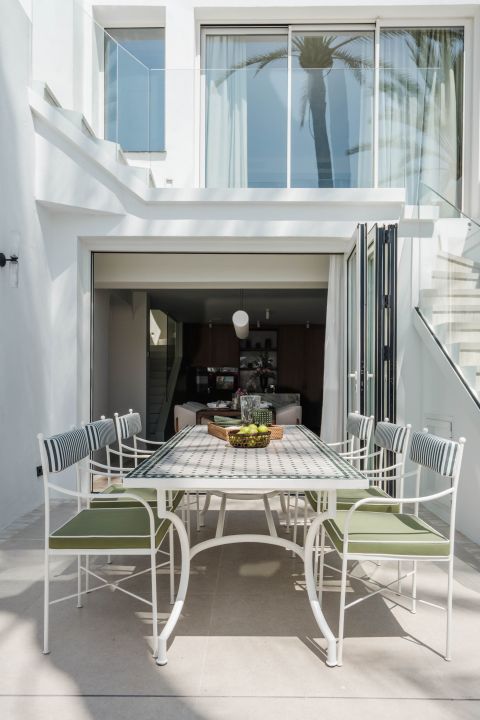 Oasis Club 10 - Elegant beachfront living on Marbella’s Golden Mile