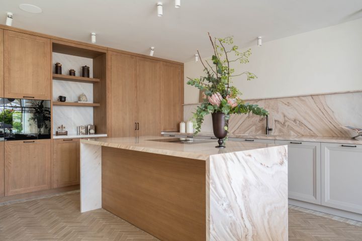 Oasis Club 10 - Elegant beachfront living on Marbella’s Golden Mile