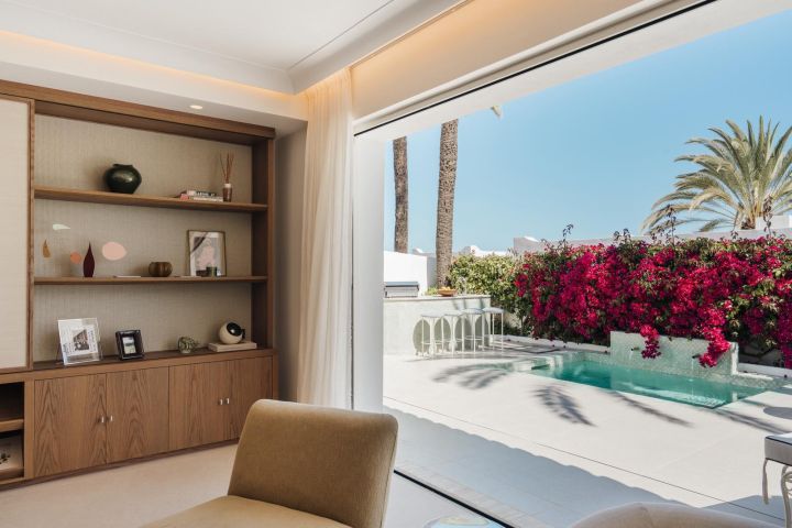 Oasis Club 10 - Elegant beachfront living on Marbella’s Golden Mile