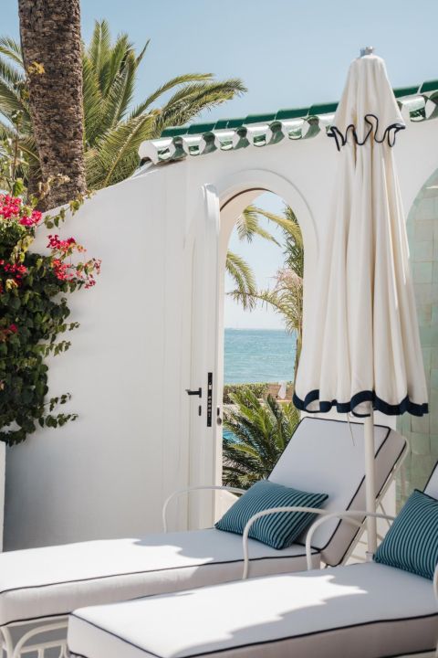 Oasis Club 10 - Elegant beachfront living on Marbella’s Golden Mile