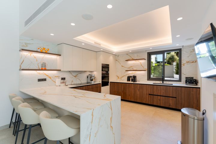 Villa Camelia - Contemporary Elegance in La Cerquilla, Nueva Andalucía