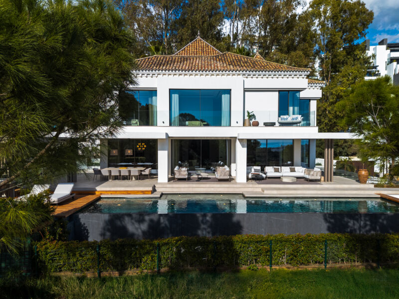 La Quinta villa with white facade, tiled roof, terrace and swimming pool