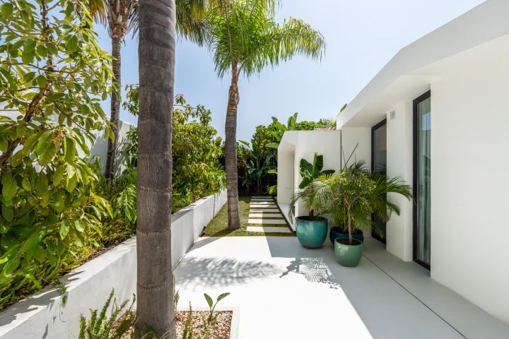 Orion 53 - Exclusive Front-Line Golf Villa in Nueva Andalucía