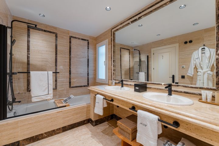 Montebello Apartment - Elegant Three-Bedroom Home