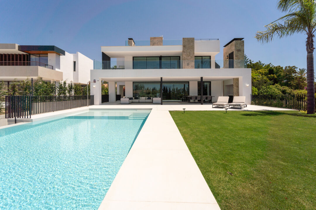 Villa Alba - 5-Bed Front Golf Villa in Nueva Andalucia, Marbella