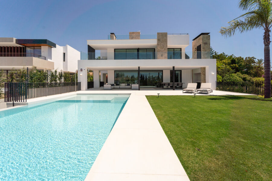 Villa Alba - 5-Bed Front Golf Villa in Nueva Andalucia, Marbella