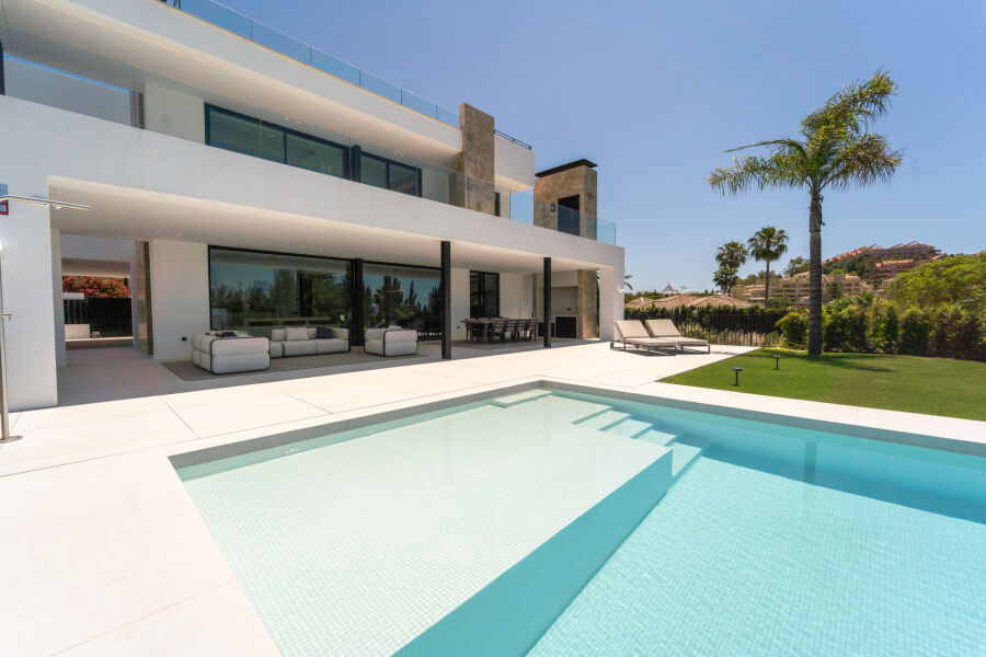 Villa Alba - 5-Bed Front Golf Villa in Nueva Andalucia, Marbella