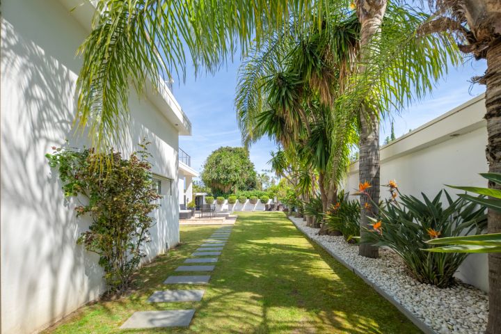 Acueducto 40 - Modern Villa in a Prime Location