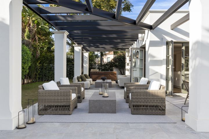 La Hacienda - Spacious Modern Home with Panoramic Views