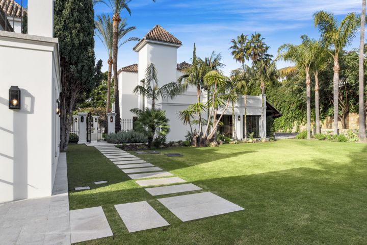 La Hacienda - Spacious Modern Home with Panoramic Views